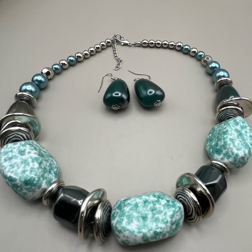 Elegant Silver and Green Necklace Set